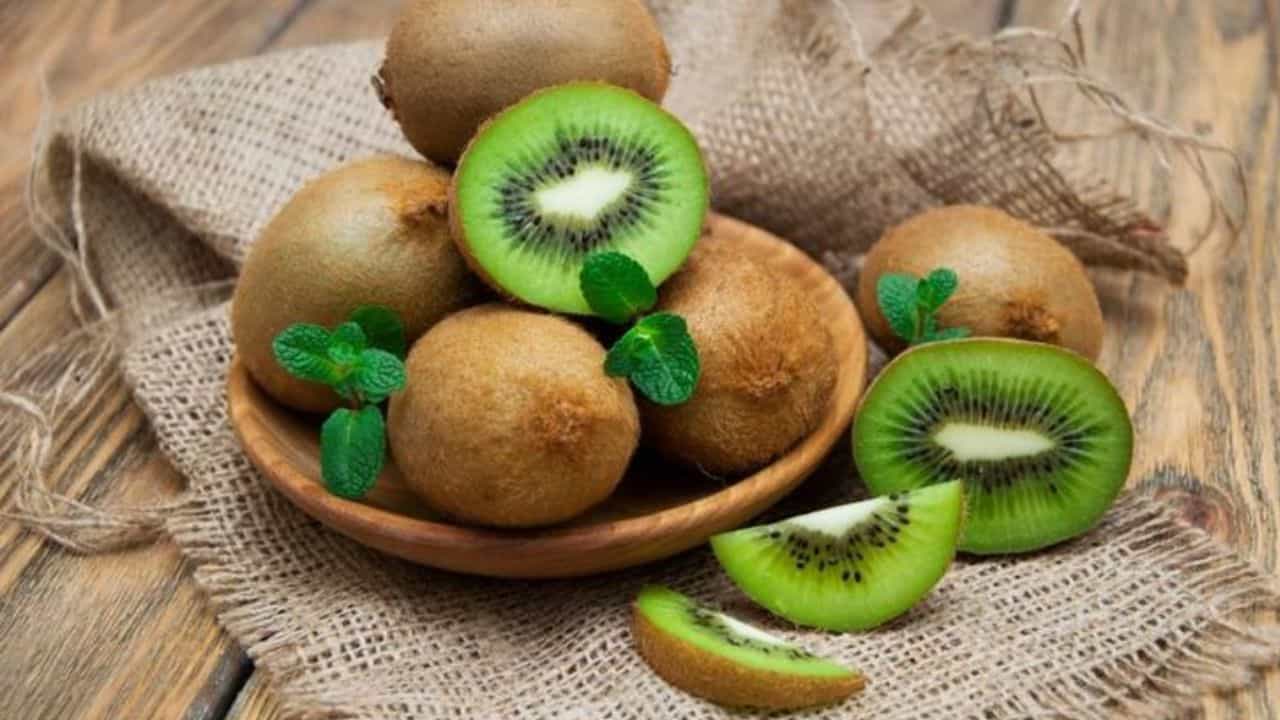 ஒரு நாளுக்கு இரண்டு கிவி பழம் சாப்பிடுவதால் ஏற்படும் மாற்றம் என்ன? ஒரு நாளுக்கு இரண்டு கிவி பழம் சாப்பிடுவதால் ஏற்படும் மாற்றம் என்ன?