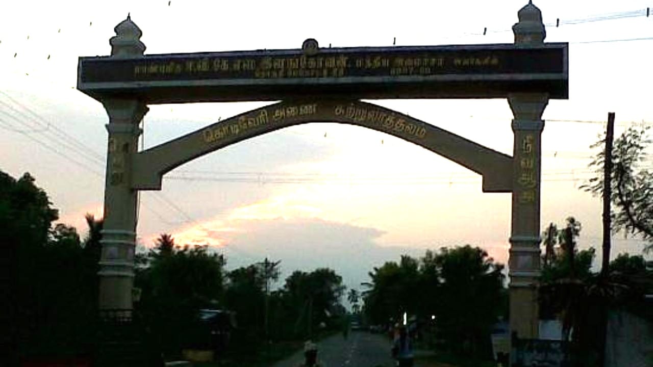 தமிழகத்தில்  கொளுத்தும் கோடை வெயிலுக்கு  மத்தியில்  சிலர்  வீடுகளுக்குள் முடங்கி கிடந்தாலும்,  பலர்  தங்களது நண்பர்கள் வட்டாரம் மற்றும் குடும்பத்தினர்களுடன்  எங்கு சுற்றுலா செல்லலாம் என்று  திட்டமிடுவதும்,  அந்த சுற்றுலா தளங்களை நோக்கி படையெடுத்தும்  வருகின்றனர்.  இதில்,  அவர்கள் முதலிடம் அளிப்பது  குளிர்ச்சியான  சுற்றுலா தலங்கள் மற்றும் நீர் வீழ்ச்சி சார்ந்த சுற்றுலா தலங்களுக்கு தான்  என்பது அனைவருக்கும் தெரியும்.  ஏனென்றால்,  தகிக்கும்  வெப்பத்தில் இருந்து தற்காத்துக் கொள்வதற்கு ஒரே இடம்  அதுவாக மட்டுமே இருக்க முடியும்.