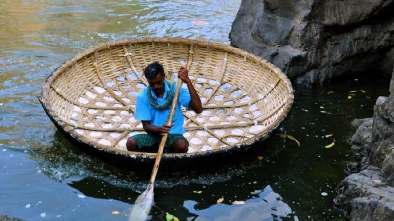 பல இடங்களில்  படகு சவாரி செய்திருப்போம்.  ஆனால்,  பரிசல் சவாரி  பெரிதளவில் செய்திருக்க மாட்டோம்.  அந்த குறையை  போக்குவதற்காகவே இங்கு அமைக்கப்பட்டுள்ளது  பரிசல் சவாரி குழாம். இங்கு,  பழைய காலத்தில் மேற்கொள்ளப்பட்ட பரிசல் சவாரியை  நாமும் செய்து பார்க்கலாம்.  இவற்றையெல்லாம் சுற்றிப் பார்த்தால் சற்று களைப்பாகுமோ  இல்லையோ  ஆனால்  உறுதியாக பசி எடுக்கும். அந்த பசியை தீர்க்கவே  அந்த பகுதியில் பிரபலமான நன்னீர் மீன்கள்  உணவகங்கள் ஏராளமாக அமைந்திருக்கும்.
