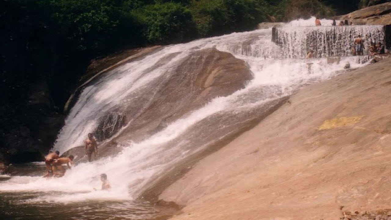 தென்காசி மாவட்டத்தில் அமைந்துள்ள  குற்றாலத்தில்  கொட்டும்  நீர்வீழ்ச்சி எவ்வளவு மூலிகை  நிறைந்ததோ,  அதற்கு ஈடாக கோவை குற்றாலம்  சிறுவாணி நீர்வீழ்ச்சியில்   ஆர்ப்பரித்து கொட்டும்  நீரும் அவ்வளவு  மூலிகைகள்  கலந்த  நீராகும்.  எனவே,  கோடை காலத்தில் குளிர்ச்சியான பகுதிக்கு சுற்றுலா செல்ல திட்டமிட்டு இருந்தால்,  கோவை மாவட்டத்தில் உள்ள குற்றாலம் சிறுவாணி நீர்வீழ்ச்சி பகுதிக்கு  சென்று வாருங்கள்.இந்த அழகிய சிறுவாணி நீர்வீழ்ச்சியானது  கோவை நகரில் இருந்து  மேற்கு பகுதியில் சுமார் 35 கிலோமீட்டர் தொலைவில் அமைந்துள்ளது. இங்கு சுமார் ஒரு மணி நேர பயணத்தில் சென்றடையலாம்.