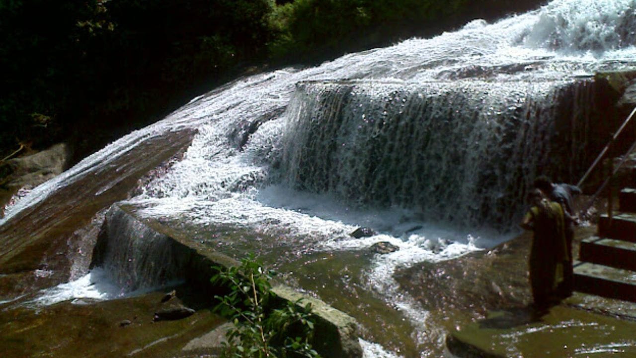 அந்த வகையில்,  எங்கெங்கு சுற்றுலா செல்லலாம்  என்ற  மாஸ்டர் பிளானை தயார் செய்வதில் சுற்றுலா பயணிகள்  தீவிரமாக ஈடுபட்டு வருகின்றனர்.  இதில்,  கோவை மாவட்டத்தில்  குளிர்ச்சியான சுற்றுலா இடமாக விளங்கி வருகிறது  குற்றாலம் சிறுவாணி நீர்வீழ்ச்சியாகும். இந்த பகுதியானது  அடர்ந்த காட்டுப் பகுதிக்குள் அமைந்துள்ளது. இதனால்,  காடுகள் வழியாக இந்த நீர்வீழ்ச்சியை  நோக்கிய  சுற்றுலா பயணிகளின்  பயணம்  த்ரில்லிங்காக அமைந்திருக்கும்.