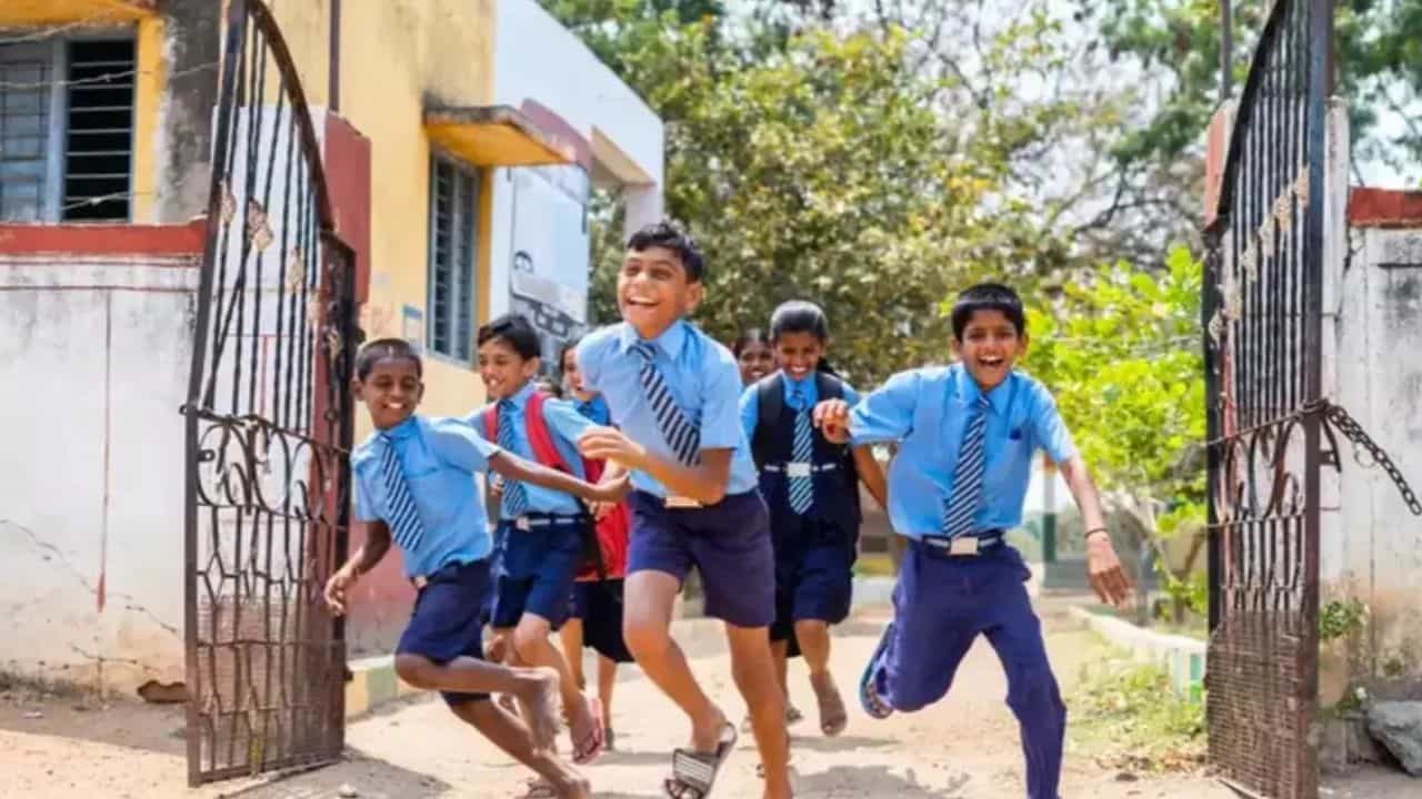 குஷியில் மாணவர்கள்.. பள்ளிகளுக்கு ஏப்ரல் 15 ஆம் தேதி விடுமுறை..