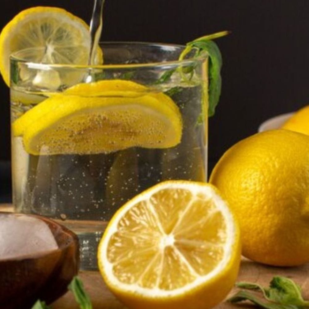 அதிகப்படியான எலுமிச்சை நீர் அருந்துவது உடலில் பொட்டாசியம் சமநிலையின்மையை ஏற்படுத்தி, எலும்புகளின் வலிமையைப் பாதிக்கக்கூடும். மேலும், எலுமிச்சையில் உள்ள அமிலம் சிலருக்கு மூட்டு வலி அல்லது கீல்வாதம் போன்ற பிரச்சனைகளுக்கும் வழிவகுக்கலாம்.