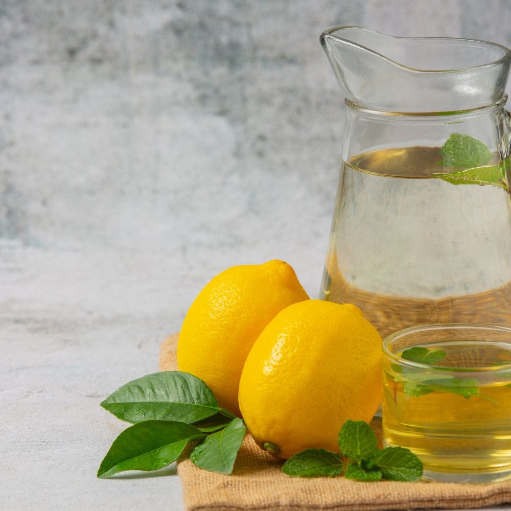 எலுமிச்சை சருமத்தையும் பாதிக்கக்கூடும். எலுமிச்சைக்கு ஒளி உணர்திறன் பண்புகள் உள்ளன. எலுமிச்சை நீர் அருந்திய உடனேயே நீங்கள் கடுமையான சூரிய ஒளியில் சென்றால், உங்கள் சருமத்தில் தடிப்பு, எரிச்சல் அல்லது சிவத்தல் ஏற்படலாம்.