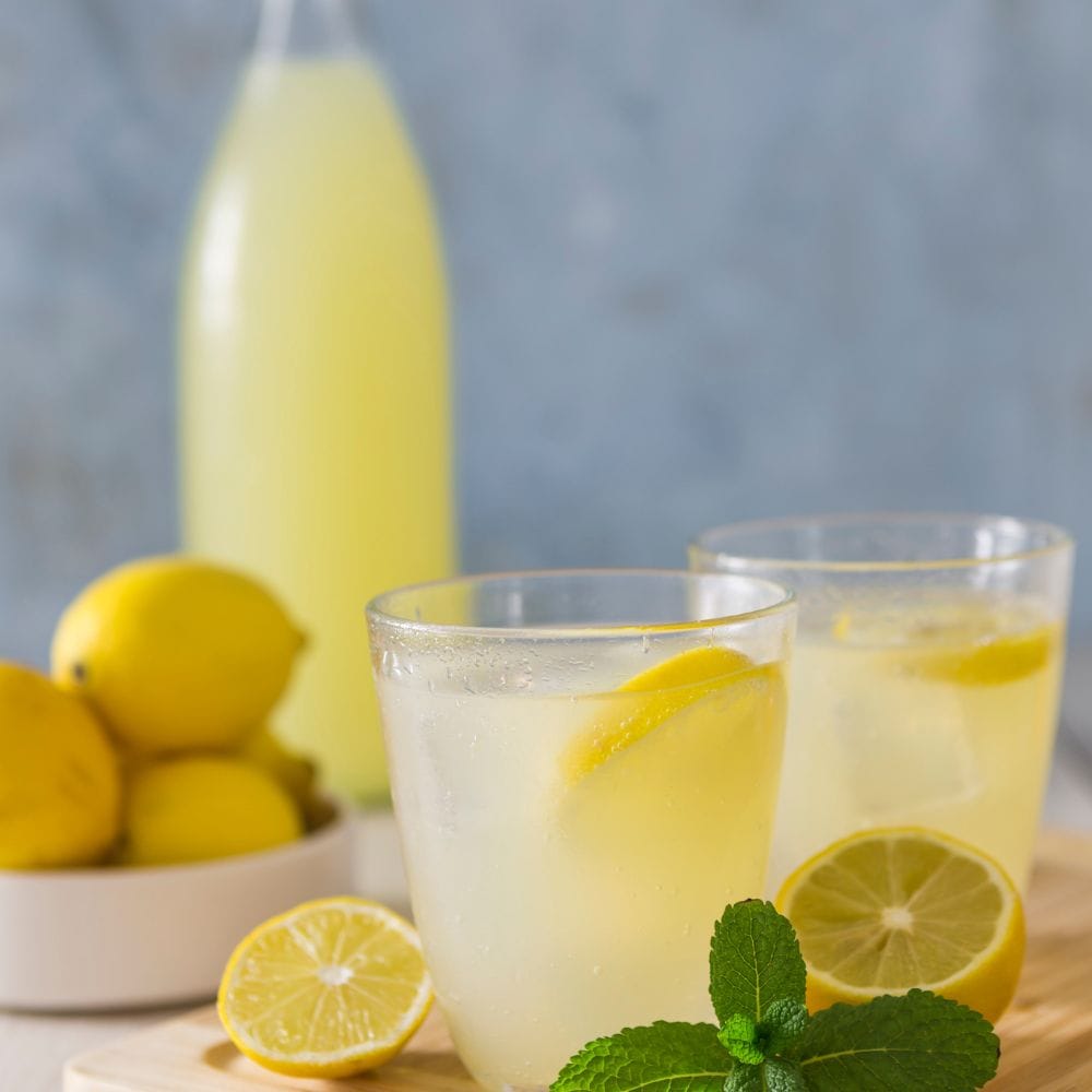 வெறும் வயிற்றில் எலுமிச்சை நீர் அருந்துவது சில சமயங்களில் அமிலத்தன்மை, வாயுத்தொல்லை மற்றும் நெஞ்செரிச்சல் போன்ற பிரச்சனைகளை அதிகரிக்கக்கூடும். குறிப்பாக, பலவீனமான செரிமான அமைப்பு உள்ளவர்கள், எலுமிச்சை நீரை அளவுக்கு அதிகமாக உட்கொள்ளக்கூடாது.