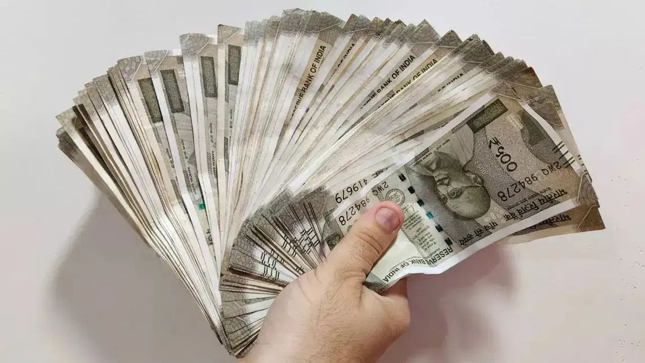 அவ்வாறு நிதி சிக்கல்களில் சிக்கிக்கொள்ளும் பெரும்பாலான நபர்கள் தேடி செலவ்து வங்கி கடனை தான். ஏற்கனவே நிதி சுமையில் இருக்கும் நபர்கள் வங்கி கடன் வாங்கும்போது செய்யும் இந்த தவறுகள் அவர்களை மேலும் நிதி சிக்கல்களில் தள்ளிவிடும். எனவே வங்கிகளில் கடன் வாங்குவதற்கு முன்பு யோசிக்க வேண்டிய முக்கிய சில விஷயங்கள் உள்ளன. 