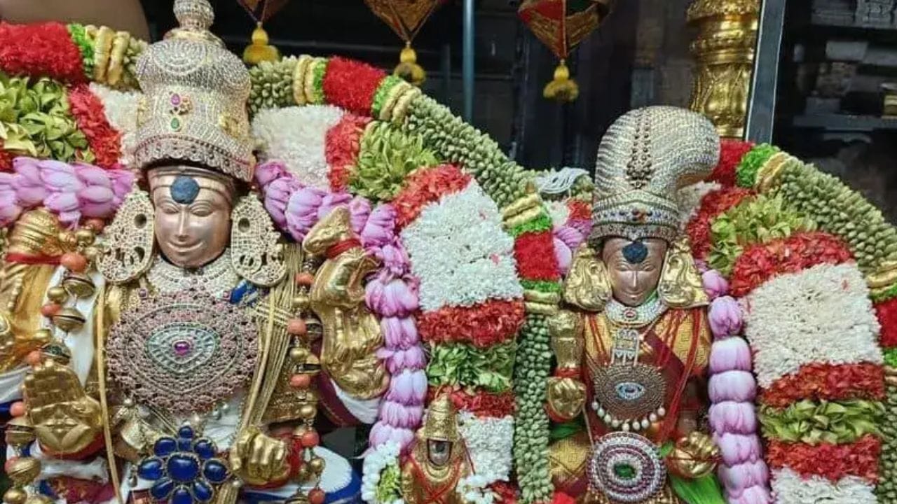 "திருவிழாக்களின் நகரம்" என்று அழைக்கப்படும் மதுரையில் நடைபெறும் சித்திரைத் திருவிழா உலகப் புகழ்பெற்றது. சைவமும் வைணவமும் இணையும் இந்த மாபெரும் விழாவில், மீனாட்சி சுந்தரேஸ்வரர் திருக்கல்யாணமும், கள்ளழகர் ஆற்றில் இறங்கும் நிகழ்வும் மிக முக்கியமானவை. சித்திரைத் திருவிழா உலகின் மிக நீளமான விழாக்களில் ஒன்றாகக் கருதப்படுகிறது. இந்த 15 நாள் விழாவில் முதல் 12 நாட்கள் மீனாட்சி அம்மனுக்கான திருவிழாவாகக் கொண்டாடப்படுகிறது. அடுத்த வரும் நாட்கள் கள்ளழகருக்கான விழாவாக நடைபெறுகிறது