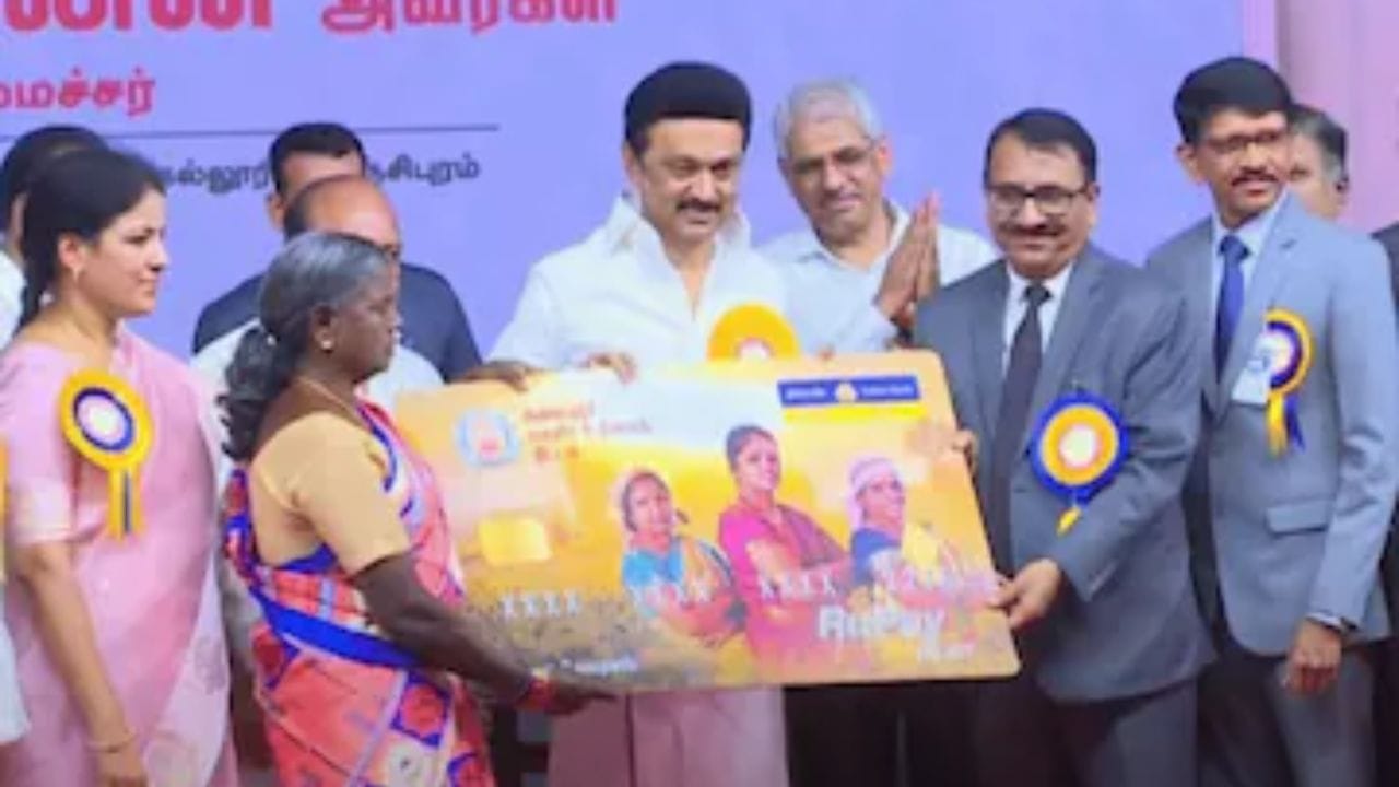 மகளிர் உரிமைத் தொகை பெறுவதில் மற்றொரு சிக்கல் உள்ளது. அதாவது தமிழகத்தில் மீண்டும் திராவிட முன்னேற்ற கழக அரசு ஆட்சி அமைக்கும் பட்சத்தில் மகளிர் உரிமைத் தொகை எந்த வித தடையும் இன்றி வழங்கப்படும். இல்லை என்றால் புதிய அரசு எடுக்கும் முடிவின் அடிப்படையில் மகளிர் உரிமைத் தொகை வழங்குவது குறித்து தீர்மானம் செய்யப்படும். 