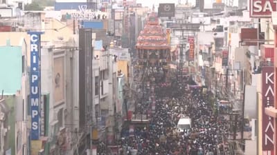 மாசி வீதிகளில் வலம் வந்த மதுரை மீனாட்சி தேர்..