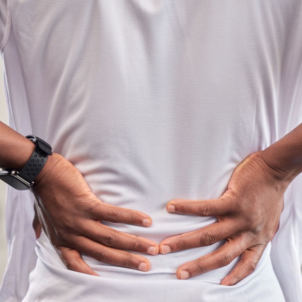 வட்டு நழுவுதல் பொதுவாக 30 முதல் 50 வயதுக்குட்பட்டவர்களிடம் அதிகமாகக் காணப்படுகிறது. வயது அதிகரிக்கும்போது, முதுகெலும்பு வட்டுகளின் நெகிழ்வுத்தன்மை குறையத் தொடங்குகிறது. தவறான நிலையில் அமர்வது, அதிக எடையைத் தூக்குவது, உடல் பருமன் அல்லது திடீர் காயம் ஆகியவை வட்டு நழுவுதலுக்கான முக்கிய காரணங்களாக இருக்கலாம்.