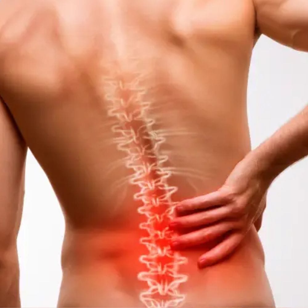 உங்கள் கைகளிலும் கால்களிலும் கூச்ச உணர்வு, மரத்துப்போதல், தசை பலவீனம், குனிவதற்கோ அல்லது நிற்பதற்கோ சிரமம், அல்லது நீண்ட நேரம் உட்காருவதில் சிரமம் ஆகியவற்றுடன் முதுகுத்தண்டு வலியும் ஏற்பட்டால், இவை எச்சரிக்கை அறிகுறிகளாக இருக்கலாம். இதுபோன்ற சூழ்நிலையில், நீங்களாகவே மருந்துகளை எடுத்துக்கொள்வதற்குப் பதிலாக மருத்துவரை அணுகுவது மிகவும் அவசியம்.