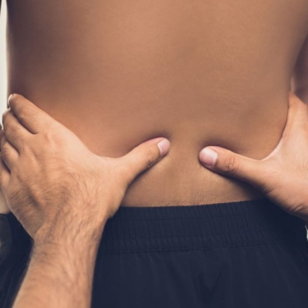 முதுகுத்தண்டு வலி பல நோய்களால் ஏற்படலாம். அவற்றுள் மிகவும் பொதுவான பிரச்சனை வட்டு நழுவுதல் (slipped disc) ஆகும். வட்டு நழுவும் நிலையில், முதுகுத்தண்டின் நரம்புகளில் அழுத்தம் ஏற்படுகிறது. இது கடுமையான வலியை உண்டாக்குவதுடன், இந்த வலி கைகள் அல்லது கால்களுக்கும் பரவக்கூடும்.