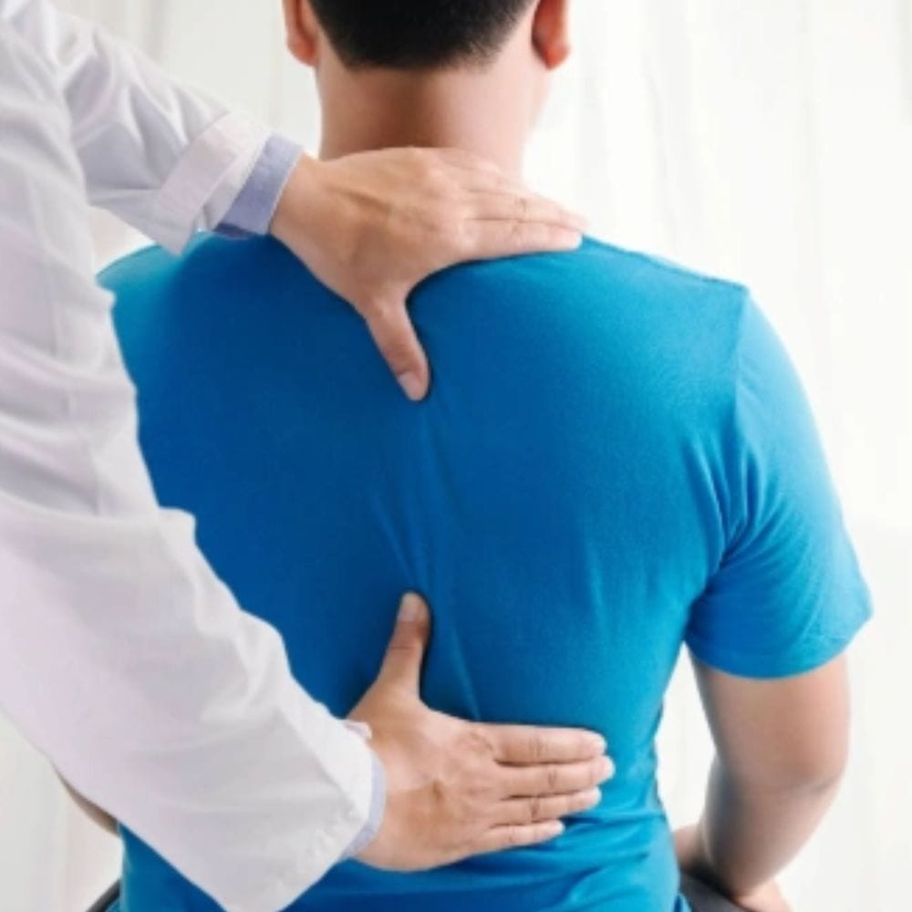 முதுகுத்தண்டு வலியுடன் நடப்பதில் சிரமம், முதுகில் விறைப்பு, கைகால்களில் கூச்ச உணர்வு, மரத்துப்போதல் அல்லது பலவீனம் போன்ற அறிகுறிகளும் காணப்படுகின்றன. இந்த அறிகுறிகள், இப்பிரச்சனை சாதாரணமானது அல்ல என்பதையும், சரியான நேரத்தில் பரிசோதித்துக் கொள்வது மிகவும் அவசியம்.