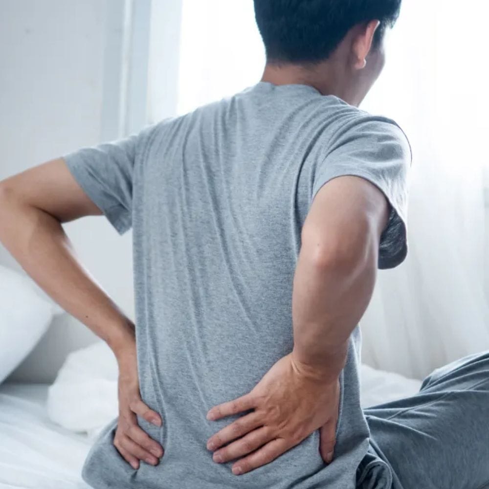 இது தவிர, கழுத்து மற்றும் இடுப்பு முதுகெலும்புத் தேய்வு நோயும் கழுத்திலும் கீழ் முதுகிலும் தொடர்ச்சியான வலியை ஏற்படுத்துகின்றன. அதே சமயம், எலும்புகள் பலவீனமடையும் ஆஸ்டியோபோரோசிஸ் நோயும், முதுகெலும்பு வலிக்கு ஒரு முக்கிய காரணமாக இருக்கலாம். சில சமயங்களில் நரம்புகள் தொடர்பான பிரச்சனைகளும் வலியை அதிகரிக்கின்றன.