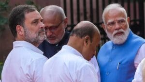 காரிலிருந்து இறங்கி வந்து ராகுல் காந்தியுடன் பேசிய பிரதமர்