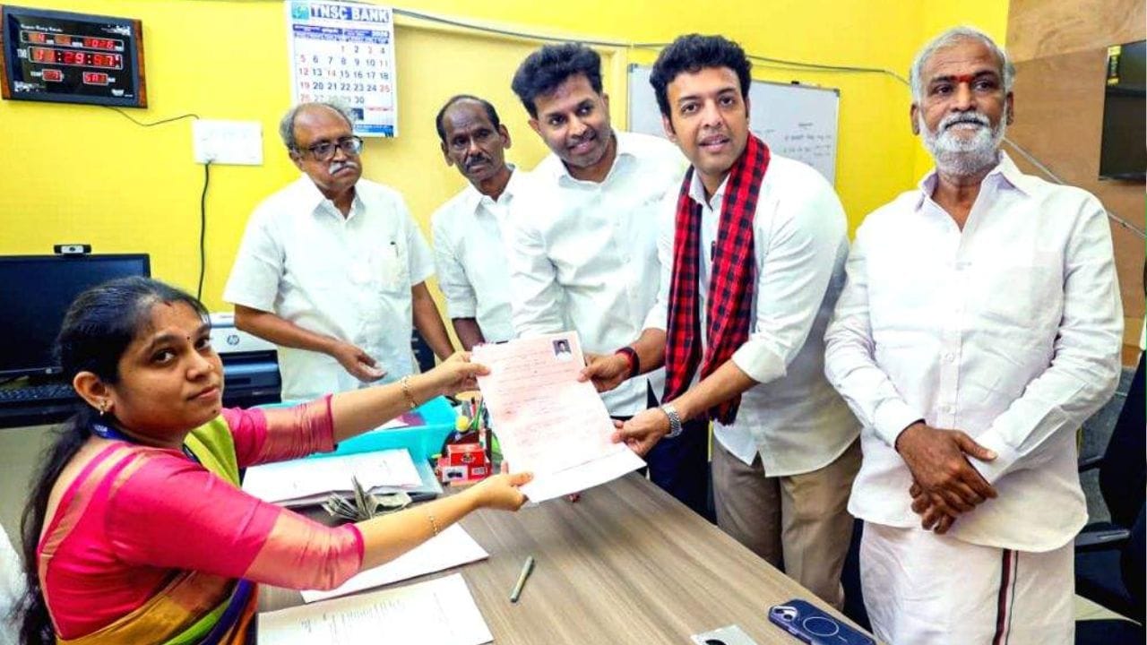 சூடுபிடிக்கும் தேர்தல் களம்.. வாக்கு சேகரிப்பில் திமுக வேட்பாளர் கார்த்திக் மோகன்.. சூடுபிடிக்கும் தேர்தல் களம்.. வாக்கு சேகரிப்பில் திமுக வேட்பாளர் கார்த்திக் மோகன்..