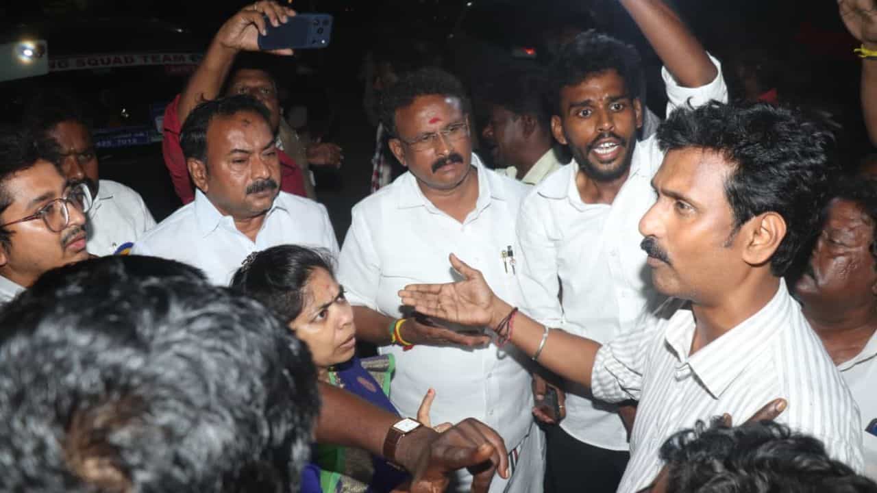 பெரம்பூர் சட்டமன்ற தொகுதியில் பணப்பட்டுவாடா ? நள்ளிரவில் நடந்த சோதனை.