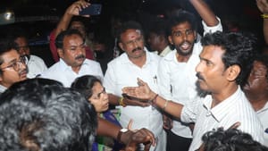 பெரம்பூர் சட்டமன்ற தொகுதியில் பணப்பட்டுவாடா ? நள்ளிரவில் நடந்த சோதனை. பெரம்பூர் சட்டமன்ற தொகுதியில் பணப்பட்டுவாடா ? நள்ளிரவில் நடந்த சோதனை.