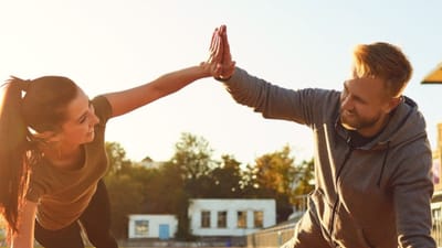 உங்கள் நாளை உற்சாகமாகத் தொடங்க உதவும் 10 எளிய காலைப் பழக்கங்கள்