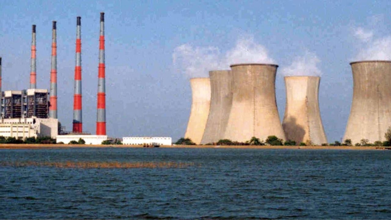 நெய்வேலியில் முக்கியமாக லிக்னைட் சுரங்கம், மின்சார உற்பத்தி, NLC India Limited போன்றவை இயங்கி வருகின்றன. இந்த பகுதியில் இருந்து உற்பத்தியாகும் மின்சாரம் தமிழகம் முழுவதும் விநியோகிக்கப்படுகிறது. எனவே இது ஒரு முக்கியமான தொகுதியாக பார்க்கப்படுகிறது. இங்கு தொழிலாளர்கள், பொறியாளர்கள், அரசு ஊழியர்கள் என பலரும் கலவையாக உள்ளனர்.