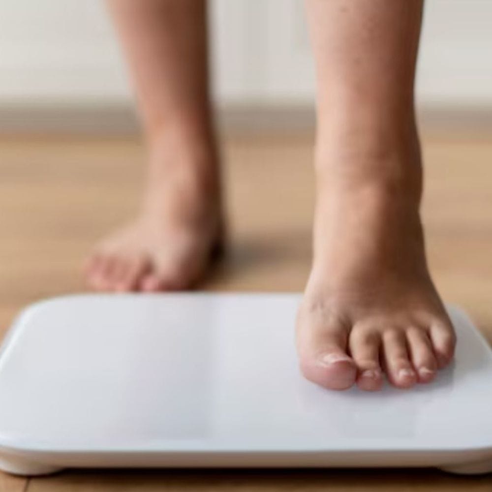 தைராய்டு ஹார்மோன்கள் உடலின் வளர்சிதை மாற்றத்தைக் கட்டுப்படுத்துகின்றன. தைராய்டு சுரப்பி மந்தமாகச் செயல்பட்டால் (ஹைப்போதைராய்டிசம்), உடல் எடை அதிகரிப்பு, சோர்வு மற்றும் மெதுவான வளர்சிதை மாற்றம் போன்ற அறிகுறிகள் ஏற்படலாம். எனவே, உங்கள் தைராய்டைத் தவறாமல் பரிசோதித்துக் கொள்வது அவசியம்.