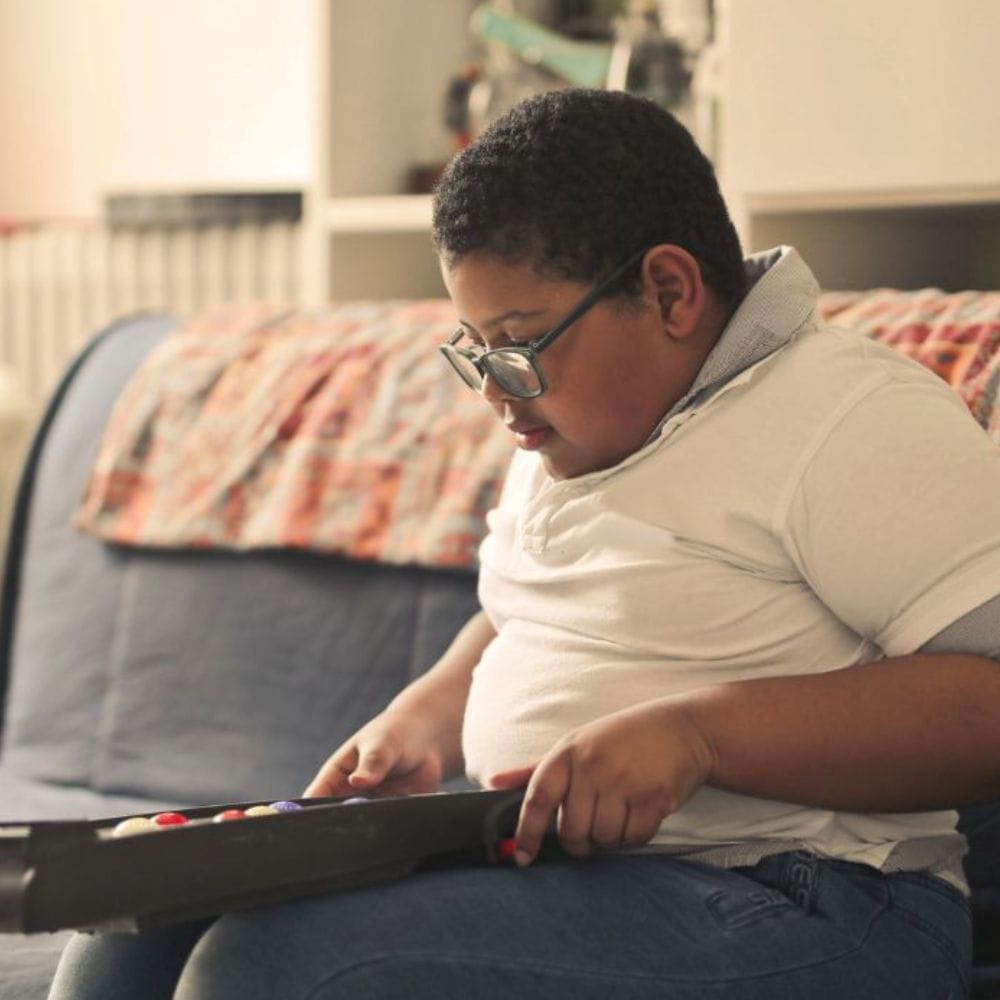 உடல் பருமனை சரியான நேரத்தில் கட்டுப்படுத்துவது அவசியம். எனவே, அதிக எடை கொண்டவர்கள் தங்கள் உடல்நலம் குறித்து விழிப்புடன் இருக்க வேண்டும். வழக்கமான இரத்தப் பரிசோதனைகள், உடல் பருமனால் ஏற்படும் மறைந்திருக்கும் பிரச்சனைகளைக் கண்டறிந்து, அவற்றுக்கு சரியான நேரத்தில் சிகிச்சை அளிக்க உதவும்.