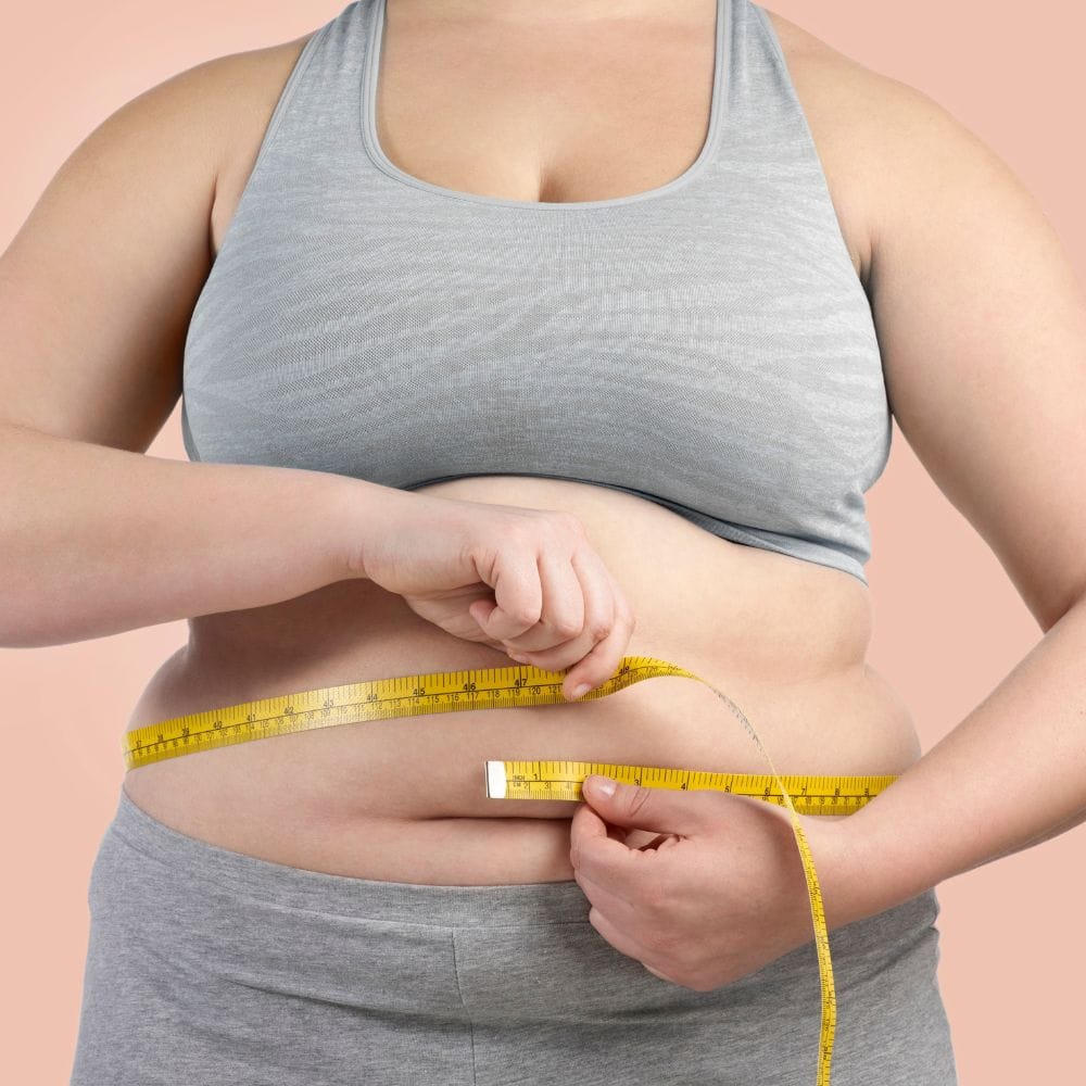 உடல் எடை காரணமின்றி அதிகரிப்பதற்கு சர்க்கரை நோய், ஹை கொலஸ்ட்ரால், தைராய்டு சமநிலையின்மை மற்றும் வைட்டமின் குறைபாடுகள் ஆரம்ப கட்டங்களில் வெளிப்படையான அறிகுறிகள் ஏதுமின்றி உருவாகலாம். அந்தவகையில், நீங்கள் அதிக உடல் எடையுடன் இருக்கிறீர்கள் என்றால், இந்த வழக்கமான உடல் பரிசோதனைகள் மிகவும் அவசியம்.