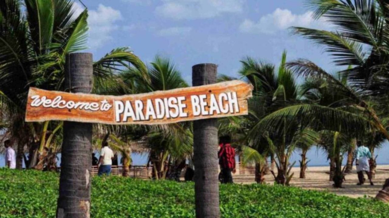 அதில்,  கண்காணிப்பு கோபுரங்கள்,  நிழல் குடைகள்,  மணல் பரப்புகளுக்கு மத்தியில்  நீண்ட தூர தொலைவில்  அமைந்திருக்கும்  தார் சாலை  வழியாக  நடந்து சென்றால்  கடலின்  குறிப்பிட்ட பகுதியை  அடையலாம்.  அங்கிருந்து  படகுகள்  பயணம் செய்வதை  பார்த்து மகிழலாம்.  இதை முடித்துக் கொண்டு  சற்று  தொலைவில் அமைந்துள்ள  சுண்ணாம்பாறு  படகு குழாமில்  முகாமிடலாம். அங்கு,  படகு குழாமிலிருந்து  பல்வேறு வகையான  படகுகளில்  அலையாத்தி  காடுகள் வழியாக  பயணம் செய்து  தனி தீவு போல  அமைந்திருக்கும்  பாரடைஸ்  பீச்சுக்கு சென்றடையலாம்.