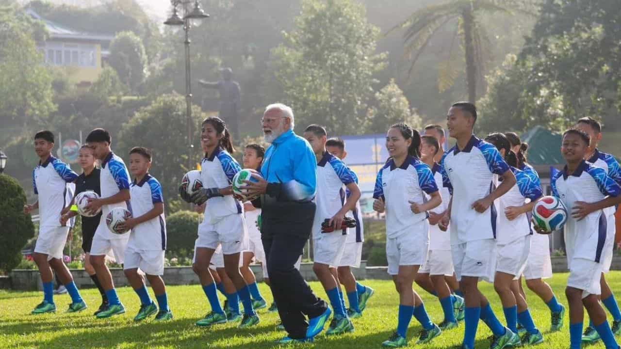 பிரதமர் மோடியின் சிக்கிம் விசிட்.. கால்பந்து விளையாடிய போட்டோஸ் வைரல்!