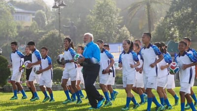 பிரதமர் மோடியின் சிக்கிம் விசிட்.. கால்பந்து விளையாடிய போட்டோஸ்