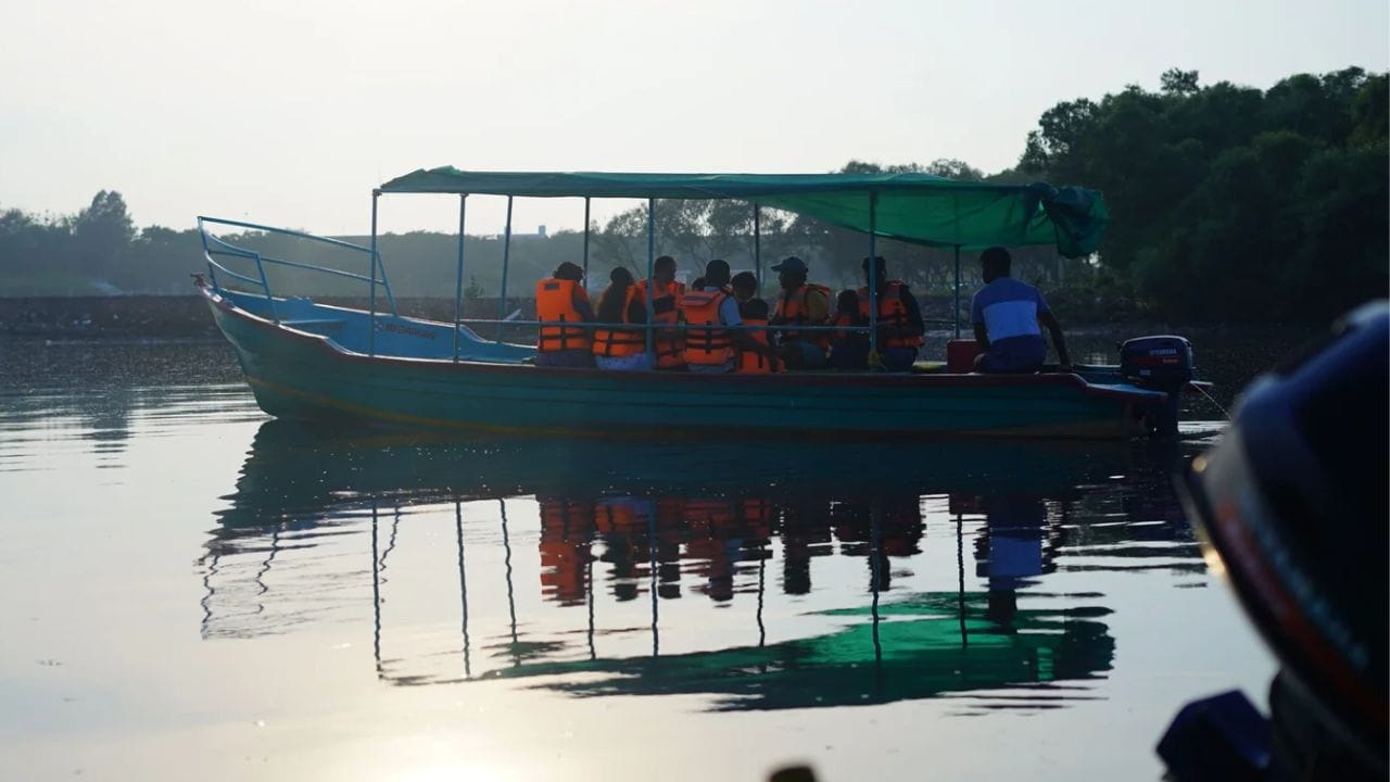 அங்கு 4  புறமும்  கடல் சூழ  மையப் பகுதியில்  பறந்து விரிந்து கிடக்கும்  வெள்ளை நிற கடல் மணலில்  கடல் அழகை  கண்டு ரசிக்கலாம்.  அத்துடன்,  ஆன்மீகப் பயணத்துக்கு  ஏற்ற இடமாகவும்  புதுச்சேரி மாநிலம் விளங்கி வருகிறது.  ஏனென்றால்,  இந்த மாநிலத்தில்  ஏராளமான சித்தர்கள்  கோவில்கள்,  பிரபலமான மணக்குள விநாயகர் கோவில்  உள்ளிட்டவை அமைந்துள்ளன. அப்புறம் என்ன  தமிழகத்தின் அருகிலேயே உள்ள  ஃபாரின் நகரத்துக்கு டூர் செல்லலாமா.  ஒருமுறை சென்று தான் பாருங்களேன்.