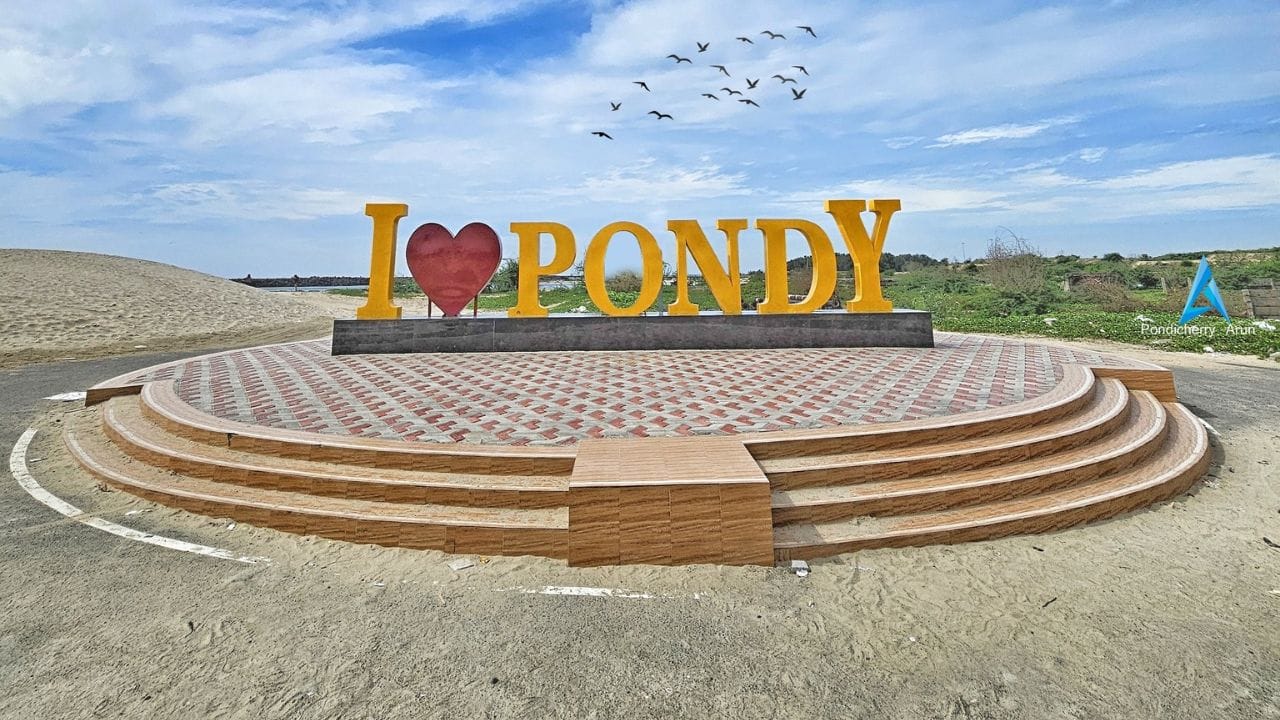 ஏனென்றால்,  இங்கு  பிரஞ்சு  கலாச்சாரத்தை நினைவு கூறும் வகையிலான  கட்டிடங்கள்,  அதற்கு தீட்டப்பட்டிருக்கும் வர்ண  பூச்சுக்கள்,  இரவை பகலாக்கக் கூடிய  வகையில் அமைக்கப்பட்டிருக்கும்  மின் விளக்குகள்  ஆகியவை தான்  காரணமாகும்.  புதுச்சேரி  மாநிலத்துக்குள் நுழைந்து,  ஒயிட் டவுன் நகரப் பகுதியில்  வந்ததுமே  மேற்கண்ட  பாரின்  அனுபவத்தை நாம் கண் கூறாக  கண்டு ரசிக்க முடியும். அத்துடன்,  ஒயிட் டவுன் நகர பகுதியில் உள்ள சாலைகளில்  காலாற நடந்து சென்று கொண்டே  பிரெஞ்சு கலாச்சாரத்தின்  கீழ் இருந்த  தற்போதும் பழைமை மாறாத  கட்டிடங்கள்  உள்ளிட்டவற்றை  பார்த்துக் கொண்டே  பரவசம் அடையலாம்.