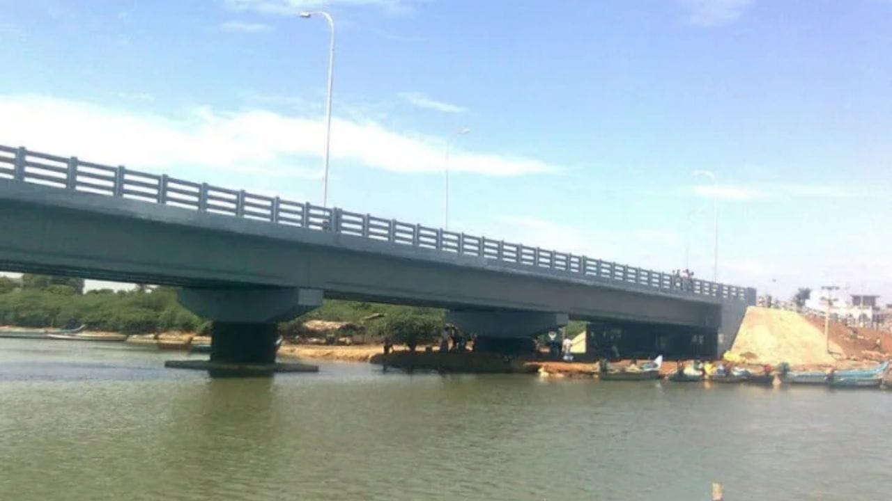 பொன்னேரி சட்டமன்ற தொகுதி என்பது பொன்னேரி, மின்னூர், ஆரணி, அனகாபுத்தூர், மீஞ்சூர், புழல் உள்ளிட்ட பகுதிகளை உள்ளடக்கியதாகும். நகர்ப்புற மற்றும் கிராமப்புற வாக்காளர்கள் கலவையாக உள்ள முக்கிய தொகுதியாக இது பார்க்கப்படுகிறது. தொழிலாளர்கள் மற்றும் தொழிற்சாலை ஊழியர்கள் அதிகமாக உள்ள பகுதி என்பதும் குறிப்பிடத்தக்கது.