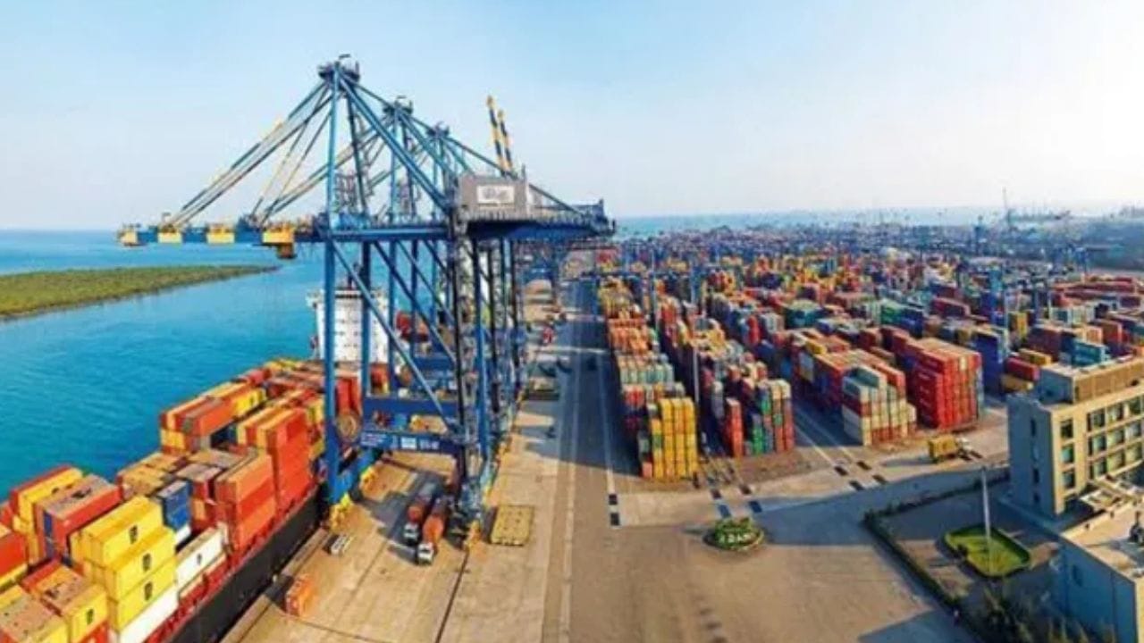 எண்ணெய், மின் உற்பத்தி மற்றும் துறைமுகம் சார்ந்த தொழில்கள் இங்கு அதிகமாக உள்ளன. மேலும், அருகில் காட்டுப்பள்ளி துறைமுகம் அமைந்துள்ளதால், மீனவர் சமுதாயமும் அதிகமாக உள்ளது. என்.எல்.சி, எஸ்.எல்.சி போன்ற தொழில்துறை அமைப்புகளும் இந்த பகுதியில் செயல்பட்டு வருகின்றன.