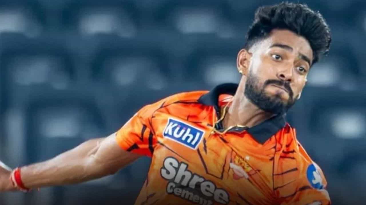 அறிமுக போட்டி.. முதல் ஓவரில் 3 விக்கெட்.. ஐபிஎல்லை அதிர வைத்த இளம் வீரர்.. யார் இந்த பிரஃபுல் ஹிஞ்சின்? அறிமுக போட்டி.. முதல் ஓவரில் 3 விக்கெட்.. ஐபிஎல்லை அதிர வைத்த இளம் வீரர்.. யார் இந்த பிரஃபுல் ஹிஞ்சின்?