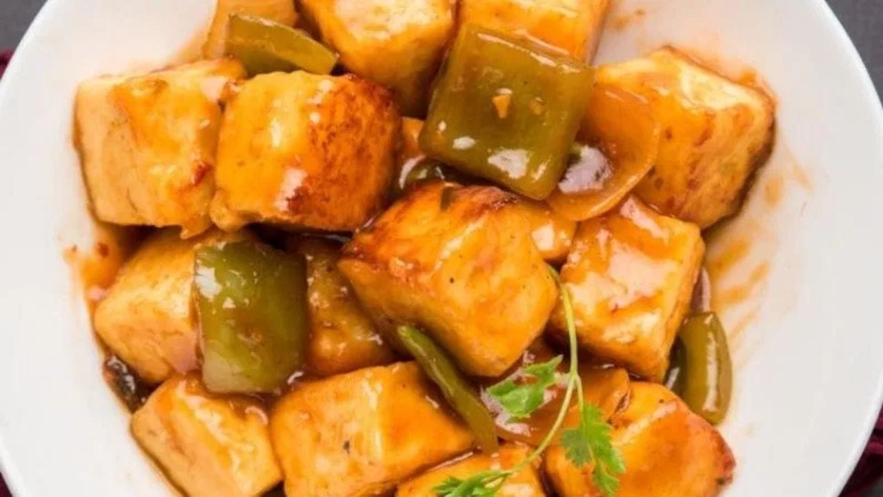 சமையல் குழம்புகளில் பனீரைச் சேர்த்துக்கொள்வது, உடலுக்குத் தேவையான புரதத்தைப் பெற உதவுகிறது. 100 கிராம் பனீரில் சுமார் 18 முதல் 20 கிராம் வரையிலான புரதம் அடங்கியுள்ளதாகக் கூறப்படுகிறது.