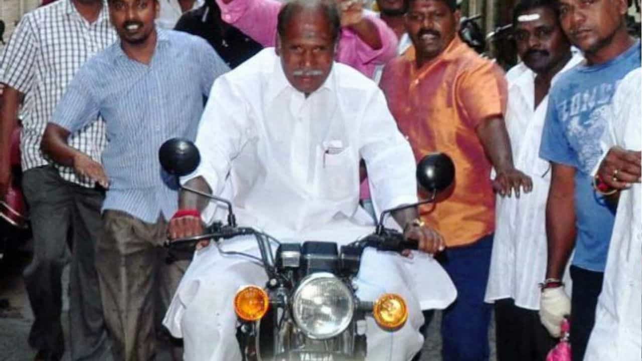 புதுச்சேரி தேர்தல்.. வாக்களித்துவிட்டு பைக்கில் பறந்த முதல்வர் ரங்கசாமி.. வைரல் வீடியோ!!