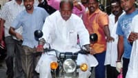 வாக்களித்துவிட்டு பைக்கில் பறந்த முதல்வர் ரங்கசாமி.. வீடியோ!!...