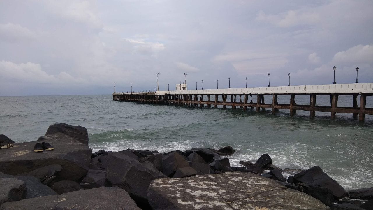 அதன் அருகிலேயே  அமைந்துள்ளது  ராக் பீச்.  இந்த பகுதியில்  செயற்கையாக உருவாக்கப்பட்ட  மணல் பரப்புகள்,  அதற்கு அப்பால்  அமைக்கப்பட்டுள்ள கல் குவியல்கள்,  அதில் வீசி வரும்  கடல் அலைகள்,  நம் தேகத்தை தழுவி செல்லும்  கடல் காற்று  அனைத்தையும்  உள்ளம் குளிர  அனுபவித்து மகிழலாம். இதை முடித்து விட்டு  அருகிலேயே அமைந்துள்ள பாண்டி மெரீனா  கடற்கரைக்கு  செல்லலாம். அங்கு,  நாம் திரைப்படங்களில் பார்ப்பது போன்ற  வெள்ளை நிறத்திலான  மணல்  பரந்து விரிந்து  கிடக்கும்.