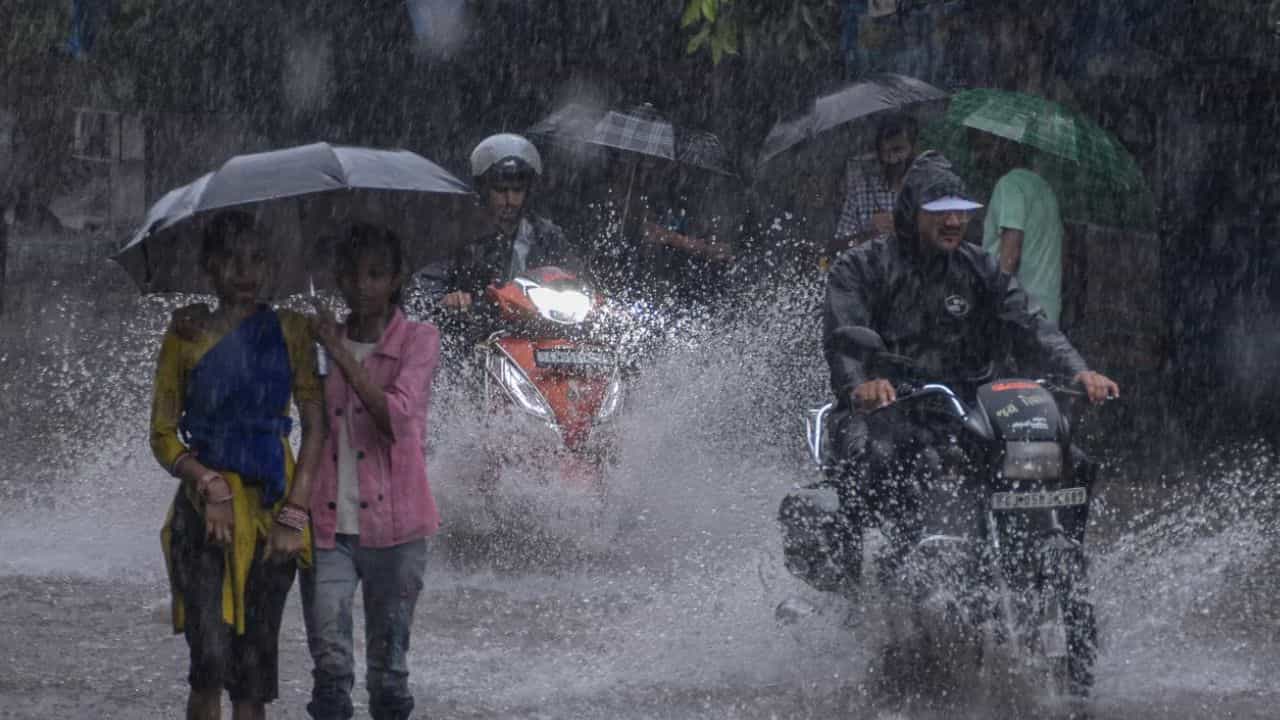 தமிழகத்தில் இங்கெல்லாம் கனமழை வெளுத்துவாங்கும்.. வெயிலுக்கு ரெஸ்ட்.. வானிலை ரிப்போர்ட் இதோ..