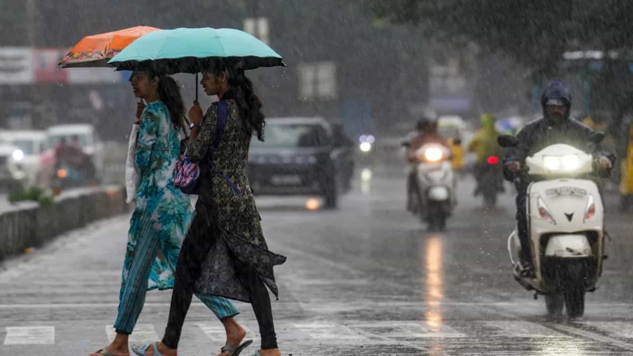 தமிழகத்தில் 2 நாட்களுக்கு கனமழை வெளுக்கப்போகுது.. வெயிலுக்கு பிரேக்.. வானிலை அப்டேட்!!