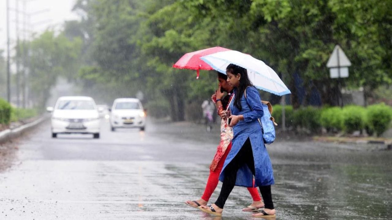 கோடை வெயில் சுட்டெரிக்கும்.. இங்கெல்லாம் மழைக்கும் வாய்ப்பு.. வானிலை ரிப்போர்ட் இதோ!!