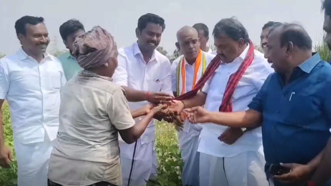 பிரச்சாரத்தின்போது விவசாயிகளுடன் கலந்துரையாடிய அமைச்சர் ராஜ கண்ணப்பன் பிரச்சாரத்தின்போது விவசாயிகளுடன் கலந்துரையாடிய அமைச்சர் ராஜ கண்ணப்பன்