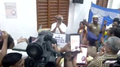 சென்னை ஆயிரம் விளக்கு தொகுதியில் வாக்களித்த ரஜினிகாந்த்!