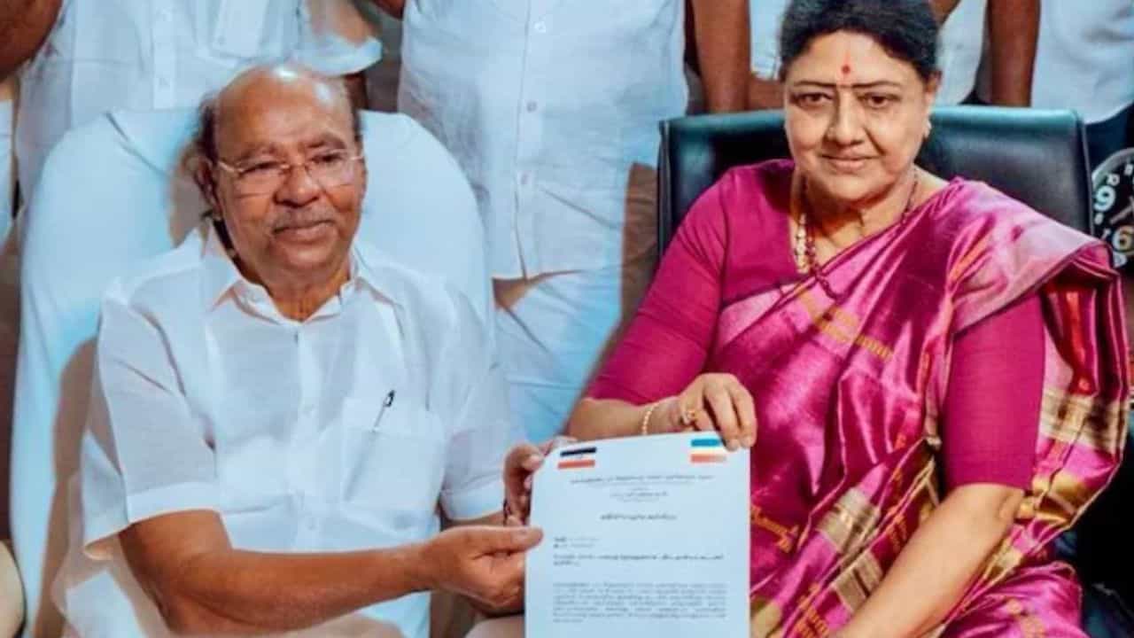 அதிமுக, பாமகவிற்கு செக்.. சசிகலா - ராமதாஸ் கூட்டணியின் புதிய தேர்தல் வியூகம்.. வெடிக்கும் அரசியல் போர்!! அதிமுக, பாமகவிற்கு செக்.. சசிகலா - ராமதாஸ் கூட்டணியின் புதிய தேர்தல் வியூகம்.. வெடிக்கும் அரசியல் போர்!!