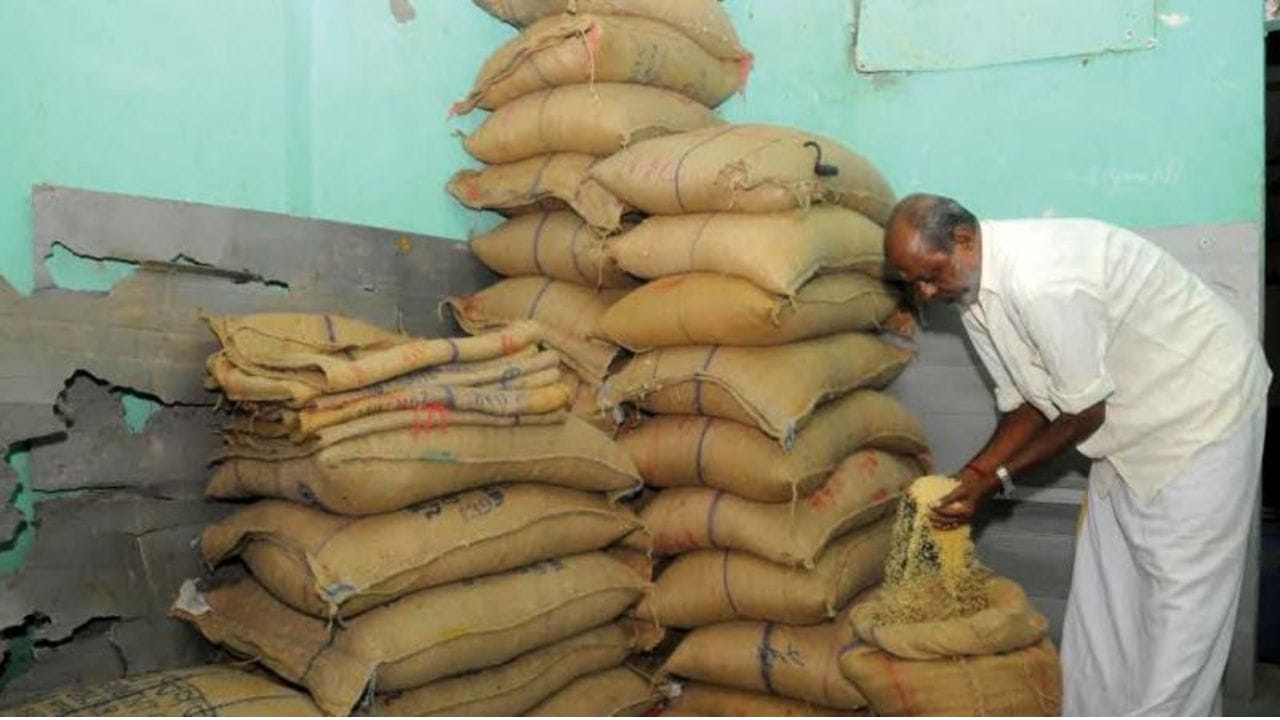 திருமணமாகி தனியாக குடும்பம் நடத்தும் தம்பதிகள் தனியாக ரேஷன் கார்டு விண்ணப்பிக்க தகுதி உள்ளவர்களாக உள்ளனர். ரேஷன் கார்டு வைத்திருக்கும் குடும்பத்தின் வருமானத்தின் அடிப்படையில் அவர்களுக்கான சலுகைகள் வழங்கப்படுகின்றன. குறிப்பாக வருமை கோட்டின் கீழ் உள்ள பொதுமக்களுக்கு இலவச அரிசி உள்ளிட்ட கூடுதல் சலுகைகள் வழங்கப்படுகின்றன.