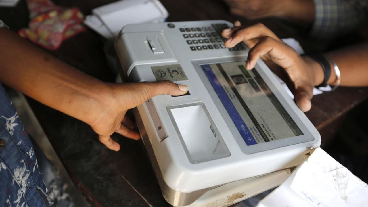 தமிழகத்தில் தேர்தல் அறிவிக்கப்பட்டுள்ள நிலையில், தேர்தல் நடத்தை விதிகளும் அமலில் உள்ளன. இதனால், சில செயல்களுக்கு தடை விதிக்கப்பட்டுள்ளது. இந்த நிலையில், தேர்தல் நடத்தை விதிகள் அமலில் உள்ளதால் தேர்தல் வெற்றி அறிவிக்கப்பட்ட பிறகு அதாவது மே 05, 2026-க்கு பிறகு புதிய ரேஷன் கார்டு வழங்கும் பணிகள் தொடரும் என்று தகவல் வெளியாகியுள்ளது குறிப்பிடத்தக்கது.