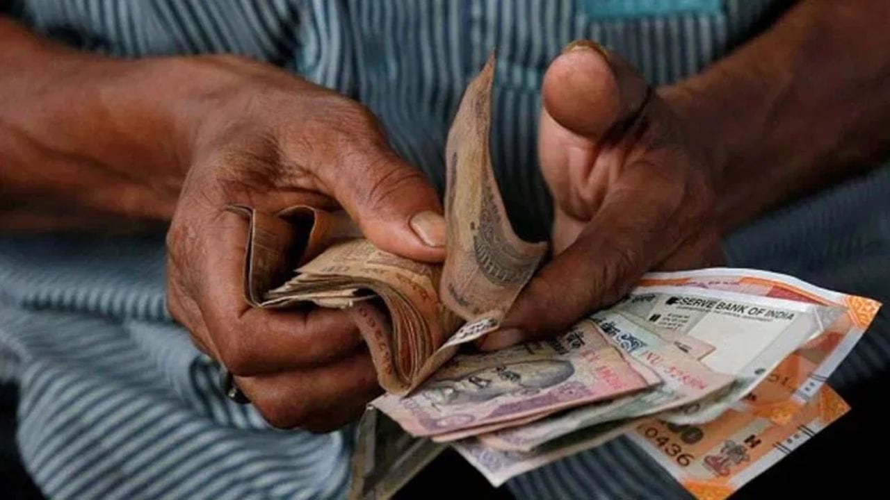 இளமை காலத்தில் பணத்தை சம்பாதிப்பது என்பது அவ்வளவு கடினமானதாக இருக்காது. காரணம், இளமை காலத்தில் பணத்தை சம்பாதிப்பதற்கான வாய்ப்புகள் அதிகமாக இருக்கும்.  அதேபோல உழைப்பதற்கும் உடலில் தெம்பு இருக்கும். ஆனால், முதுமை காலத்தில் அப்படி அல்ல. வேலையும் இருக்காது, உழைப்பதற்கான சக்தியும் இருக்காது. 