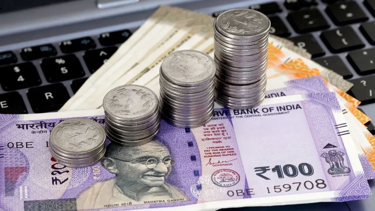 இந்த நிலையில் தான் முதுமை காலத்தை கருத்தில் கொண்டு சேமிப்பு அல்லது முதலீடு செய்ய வேண்டும் என்பது மிகவும் அவசியமான ஒன்றாக உள்ளது. முதுமை காலத்தில் நிதி சிக்கல்கள் இல்லாமல் வாழ வேண்டும் என்றால் இளமை காலத்திலேயே முதலீடு செய்ய வேண்டும். இளமை காலத்தில் முதலீட்டை தொடங்குவது, நீண்ட ஆண்டுகள் முதலீடு செய்வது முதுமை காலத்தை பாதுகாப்பானதாக வைத்திருக்கும்.