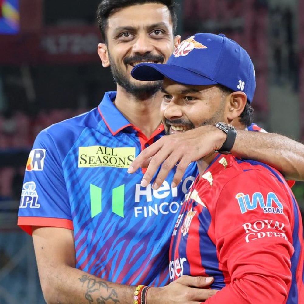 கேப்டன் ரிஷப் பண்ட் மற்றும் மிட்செல் மார்ஷ் கூட்டணி முதல் மூன்று ஓவர்களில் பொறுமையுடன் ஆடி 19 ரன்கள் எடுத்தனர். ஆனால், முகேஷ் குமார் வீசிய மூன்றாவது ஓவரின் கடைசிப் பந்தில் கேப்டன் ரிஷப் பண்ட் மிகவும் துரதிர்ஷ்டவசமாக ஆட்டமிழந்து வெளியேறினார்.